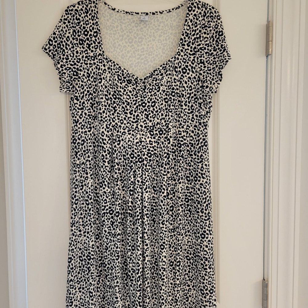 Old Navy Knee Length Leopard Maternity Dress